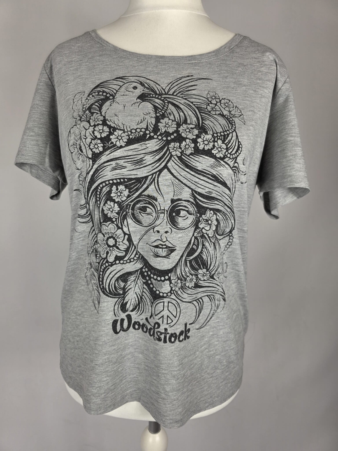 Markowy szary T-shirt Selected Femme z unikatową grafiką Woodstock i wygodnym krótkim rękawem, idealny do stylizacji boho i casual