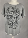 Markowy szary T-shirt Selected Femme z unikatową grafiką Woodstock i wygodnym krótkim rękawem, idealny do stylizacji boho i casual