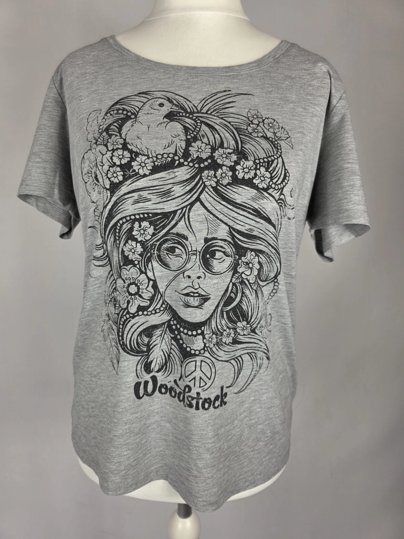 Markowy szary T-shirt Selected Femme z unikatową grafiką Woodstock i wygodnym krótkim rękawem, idealny do stylizacji boho i casual