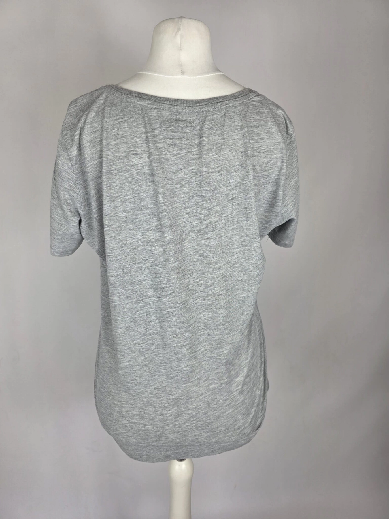 Markowy szary T-shirt Selected Femme z unikatową grafiką Woodstock i wygodnym krótkim rękawem, idealny do stylizacji boho i casual