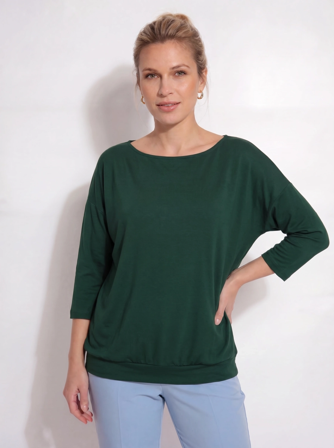 Bluzka damska Tatuum model Dorotea 3 w kolorze ciemnej zieleni, wykonana z elastycznej wiskozy, idealna do casualowych i eleganckich stylizacji