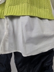 Wyjątkowa stylizacja damska z limonkowym swetrem Gina Benotti oraz granatowymi, marszczonymi spodniami Cider w rozmiarze XL