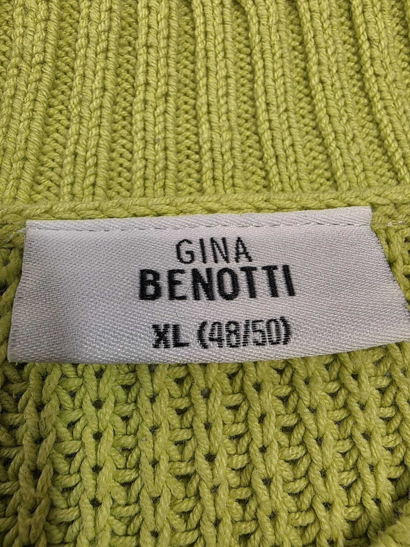 Wyjątkowa stylizacja damska z limonkowym swetrem Gina Benotti oraz granatowymi, marszczonymi spodniami Cider w rozmiarze XL