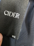Wyjątkowa stylizacja damska z limonkowym swetrem Gina Benotti oraz granatowymi, marszczonymi spodniami Cider w rozmiarze XL