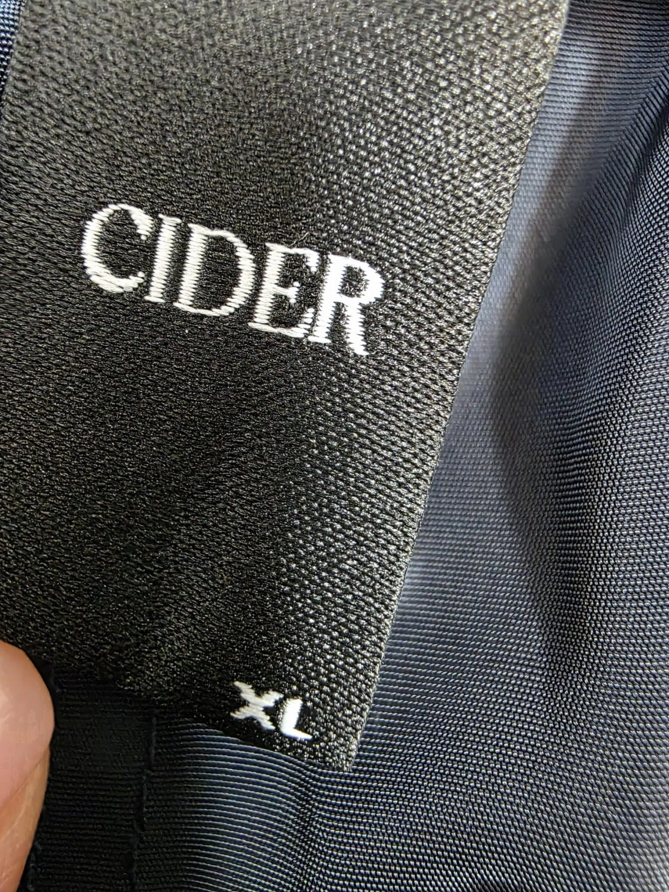 Wyjątkowa stylizacja damska z limonkowym swetrem Gina Benotti oraz granatowymi, marszczonymi spodniami Cider w rozmiarze XL