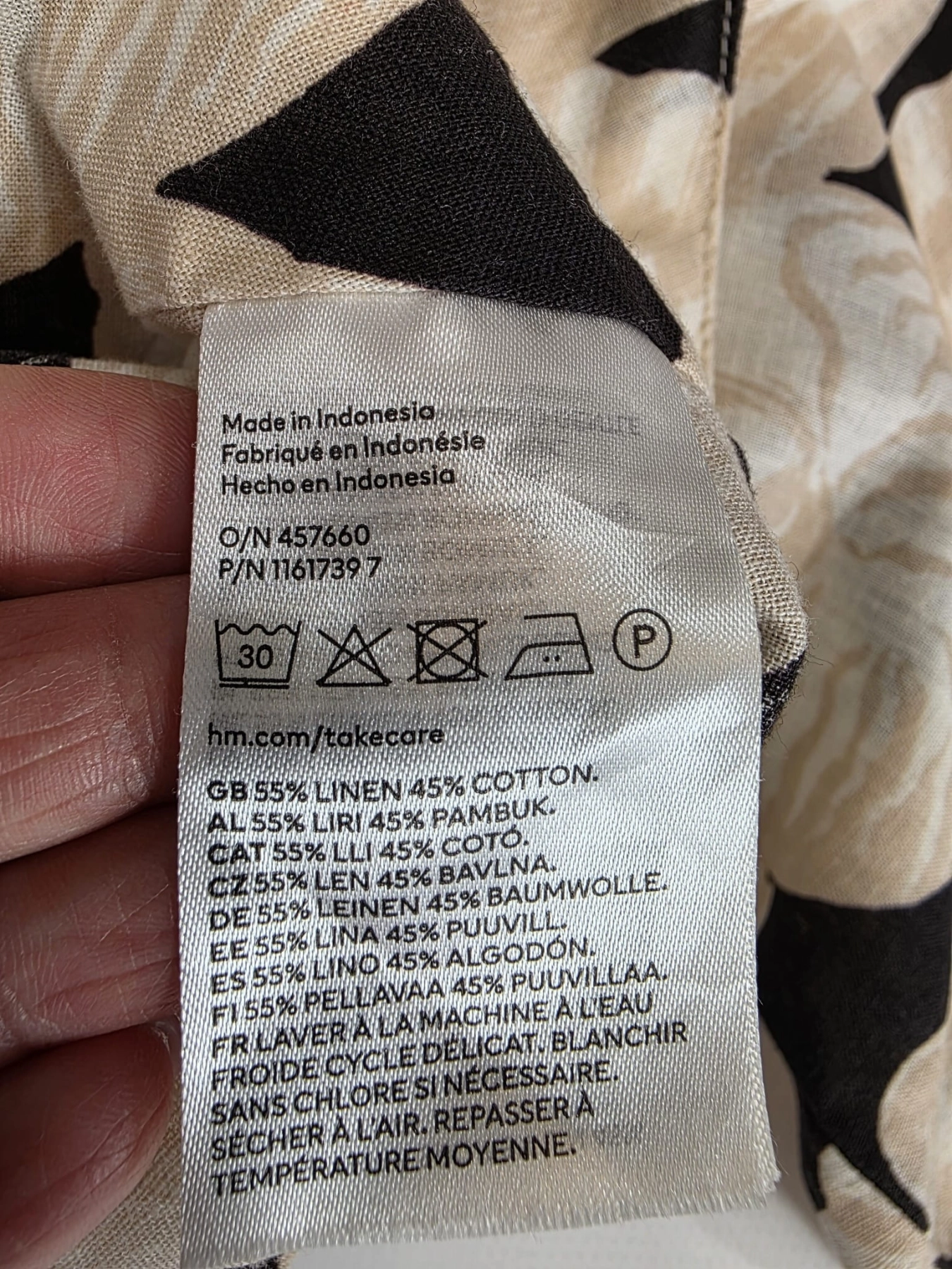 Stylowy komplet damski z domieszką lnu w muszle, składający się z krótkiego topu i spódnicy z rozcięciem