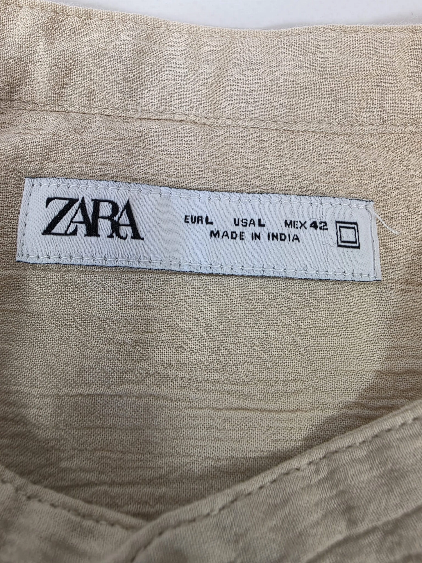 Komplet damski premium składający się z oliwkowej spódnicy z lnu Marc O’Polo, beżowej koszuli Zara oraz t-shirtu w zwierzęcy wzór