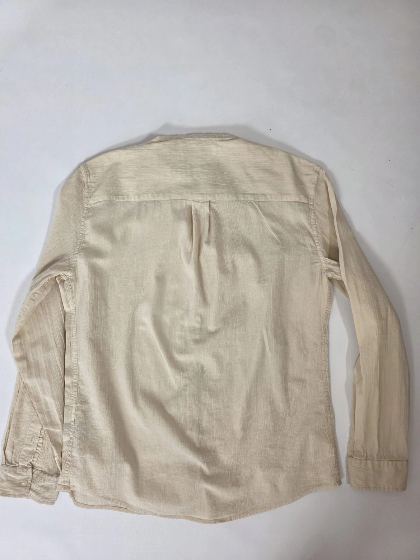 Komplet damski premium składający się z oliwkowej spódnicy z lnu Marc O’Polo, beżowej koszuli Zara oraz t-shirtu w zwierzęcy wzór