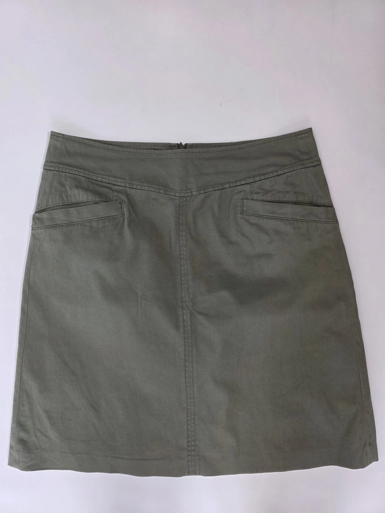 Komplet damski premium składający się z oliwkowej spódnicy z lnu Marc O’Polo, beżowej koszuli Zara oraz t-shirtu w zwierzęcy wzór