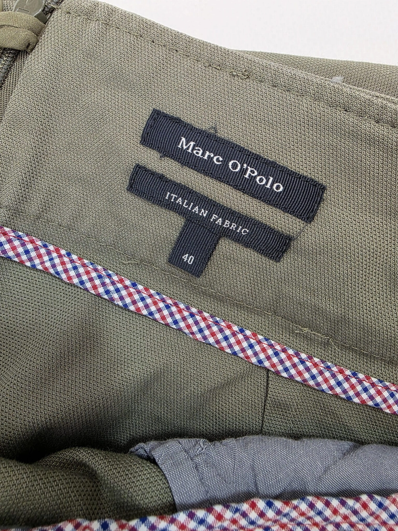 Komplet damski premium składający się z oliwkowej spódnicy z lnu Marc O’Polo, beżowej koszuli Zara oraz t-shirtu w zwierzęcy wzór