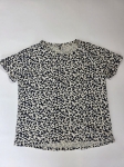 Komplet damski premium składający się z oliwkowej spódnicy z lnu Marc O’Polo, beżowej koszuli Zara oraz t-shirtu w zwierzęcy wzór