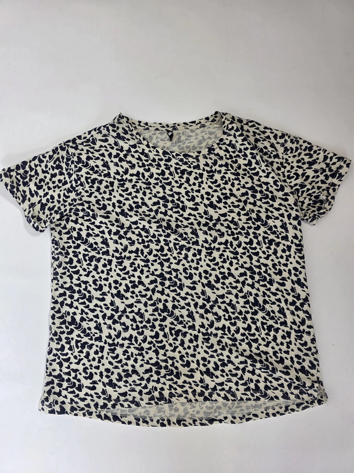 Komplet damski premium składający się z oliwkowej spódnicy z lnu Marc O’Polo, beżowej koszuli Zara oraz t-shirtu w zwierzęcy wzór