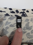 Komplet damski premium składający się z oliwkowej spódnicy z lnu Marc O’Polo, beżowej koszuli Zara oraz t-shirtu w zwierzęcy wzór