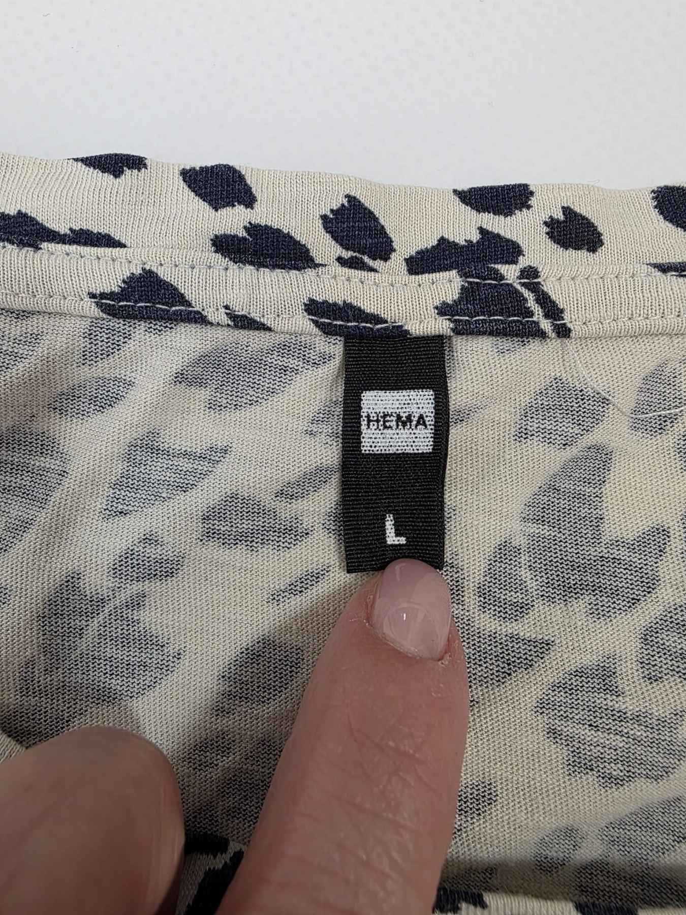 Komplet damski premium składający się z oliwkowej spódnicy z lnu Marc O’Polo, beżowej koszuli Zara oraz t-shirtu w zwierzęcy wzór