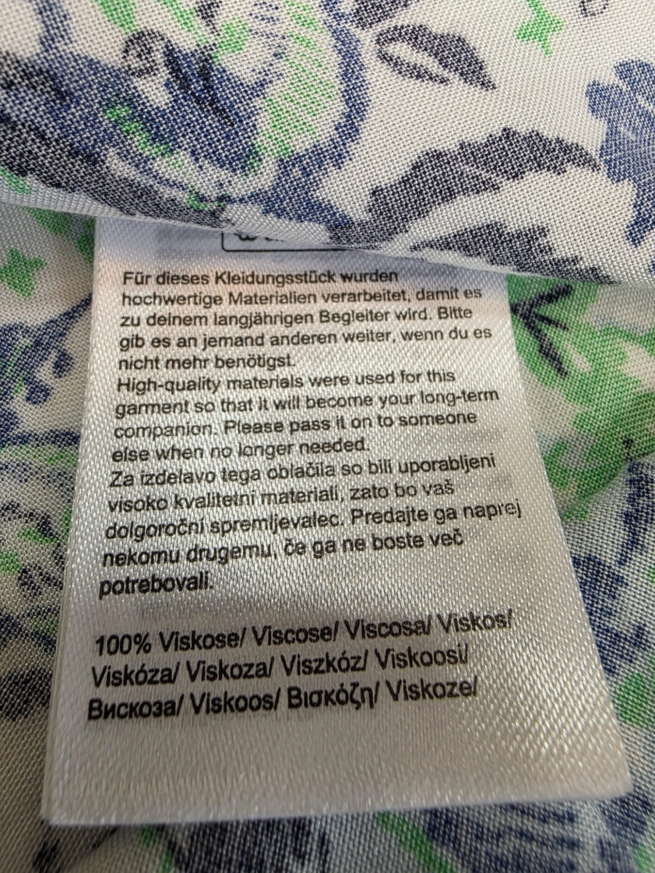 Komplet damski premium składający się z jeansowych ogrodniczek szortów Clockhouse oraz wzorzystej bluzki z wiskozy marki Cecil