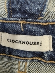 Komplet damski premium składający się z jeansowych ogrodniczek szortów Clockhouse oraz wzorzystej bluzki z wiskozy marki Cecil