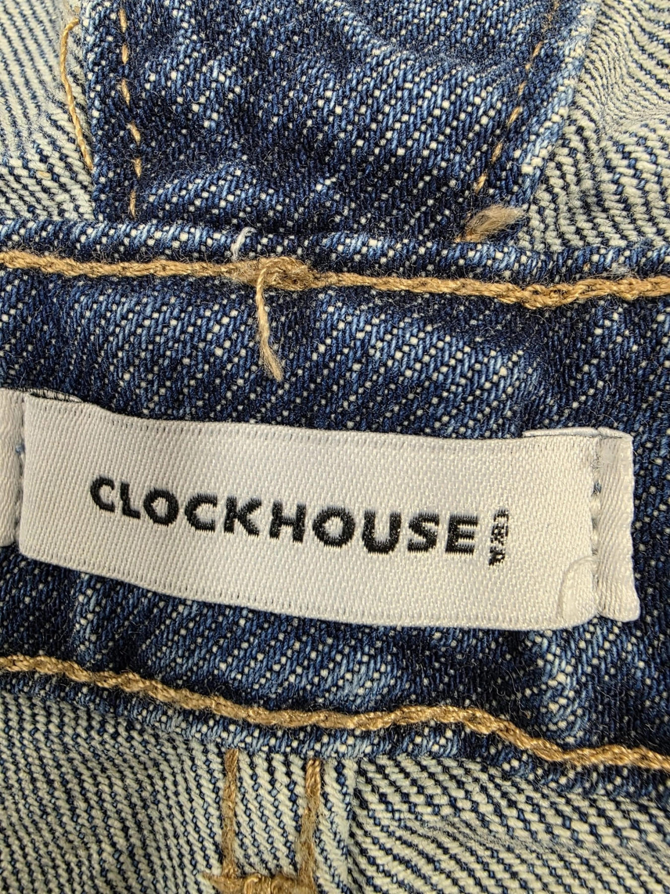 Komplet damski premium składający się z jeansowych ogrodniczek szortów Clockhouse oraz wzorzystej bluzki z wiskozy marki Cecil
