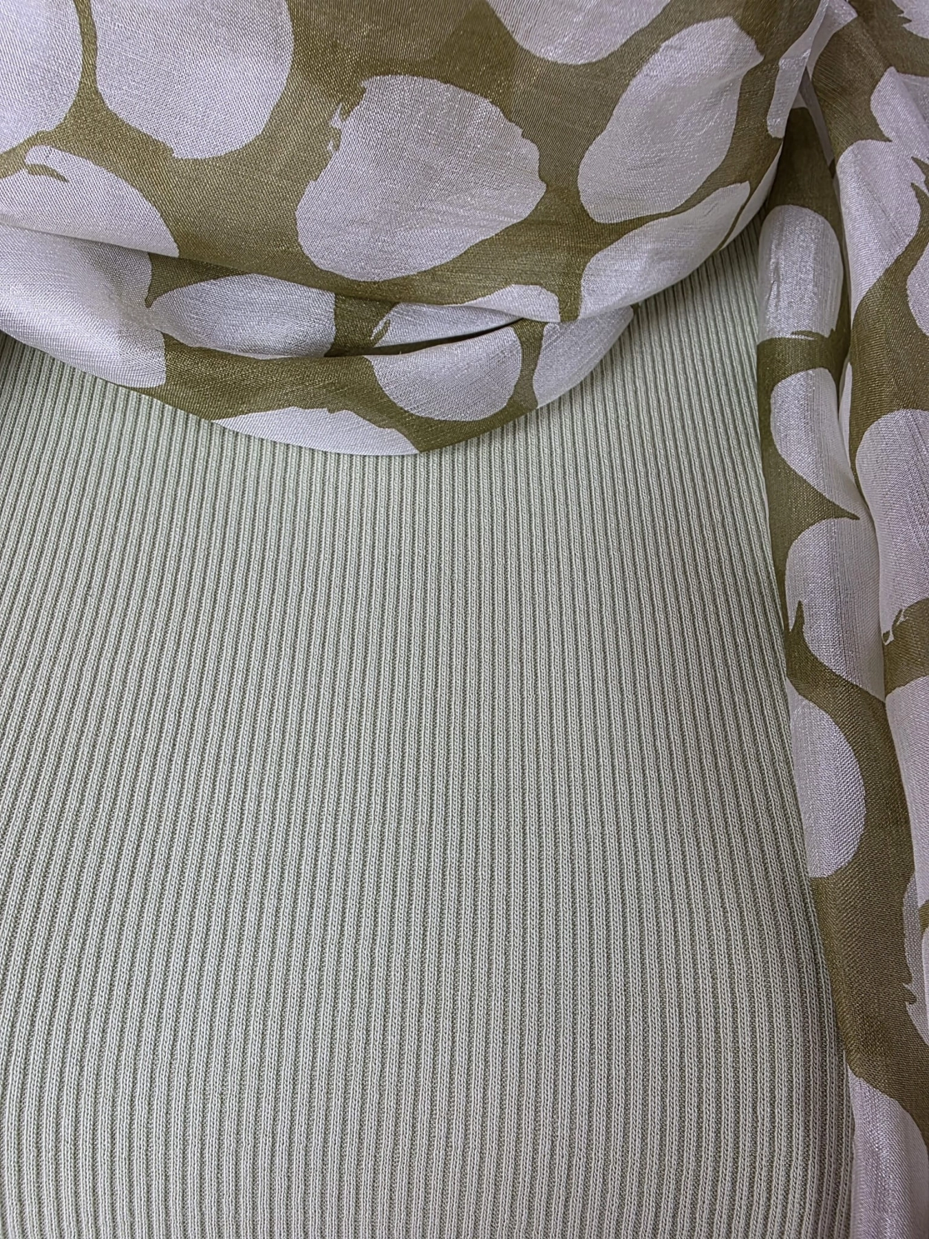Komplet damski premium składający się z lnianych spodni H&amp;M, szałwiowej bluzki Monki oraz jedwabnego szala