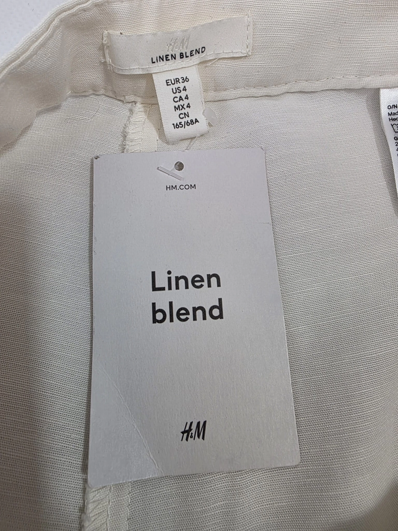 Komplet damski premium składający się z lnianych spodni H&amp;M, szałwiowej bluzki Monki oraz jedwabnego szala