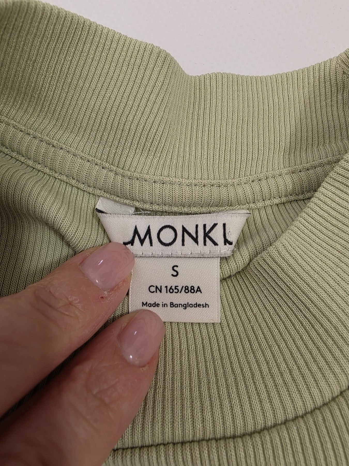 Komplet damski premium składający się z lnianych spodni H&amp;M, szałwiowej bluzki Monki oraz jedwabnego szala