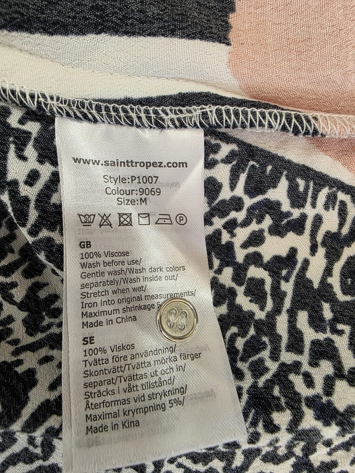 Stylowy damski komplet składający się z wiskozowej bluzki Saint Tropez w abstrakcyjny wzór oraz błękitnych spodni Reserved z wysokim stanem