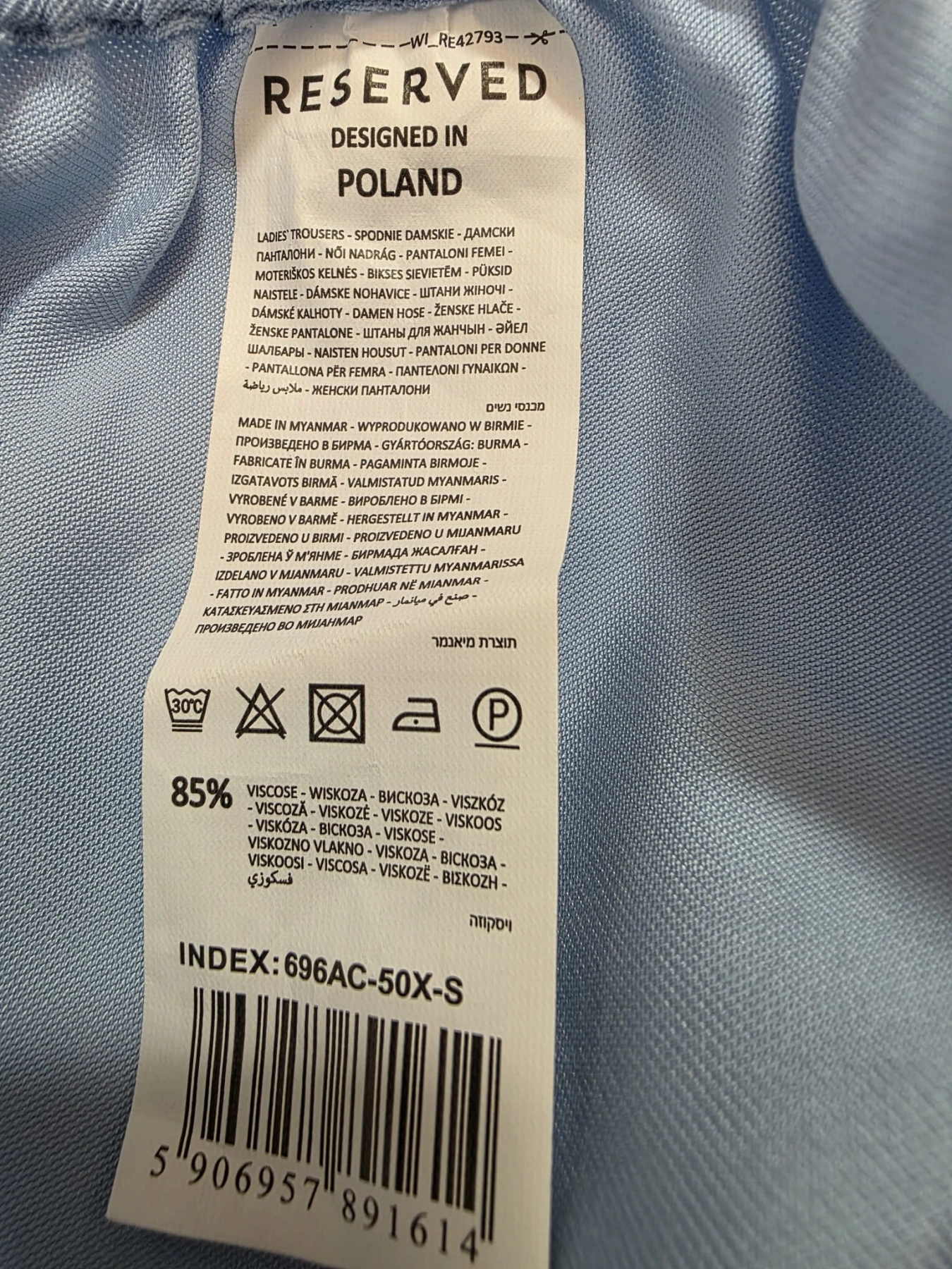 Stylowy damski komplet składający się z wiskozowej bluzki Saint Tropez w abstrakcyjny wzór oraz błękitnych spodni Reserved z wysokim stanem