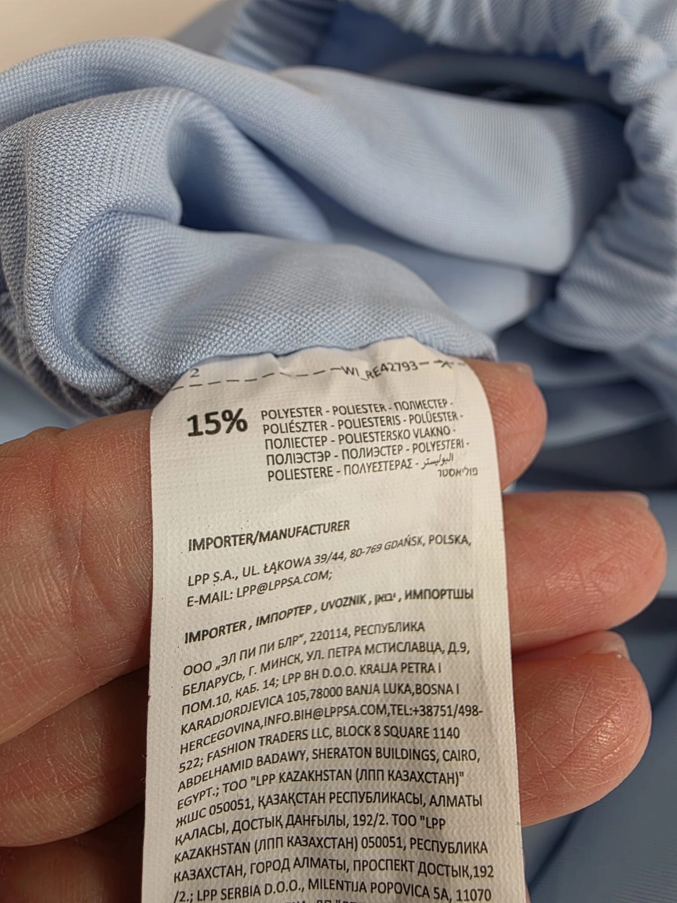 Stylowy damski komplet składający się z wiskozowej bluzki Saint Tropez w abstrakcyjny wzór oraz błękitnych spodni Reserved z wysokim stanem