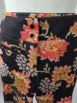 Elegancka stylizacja składająca się z kwiecistych spodni oraz wiskozowego kardiganu w kolorze piaskowym
