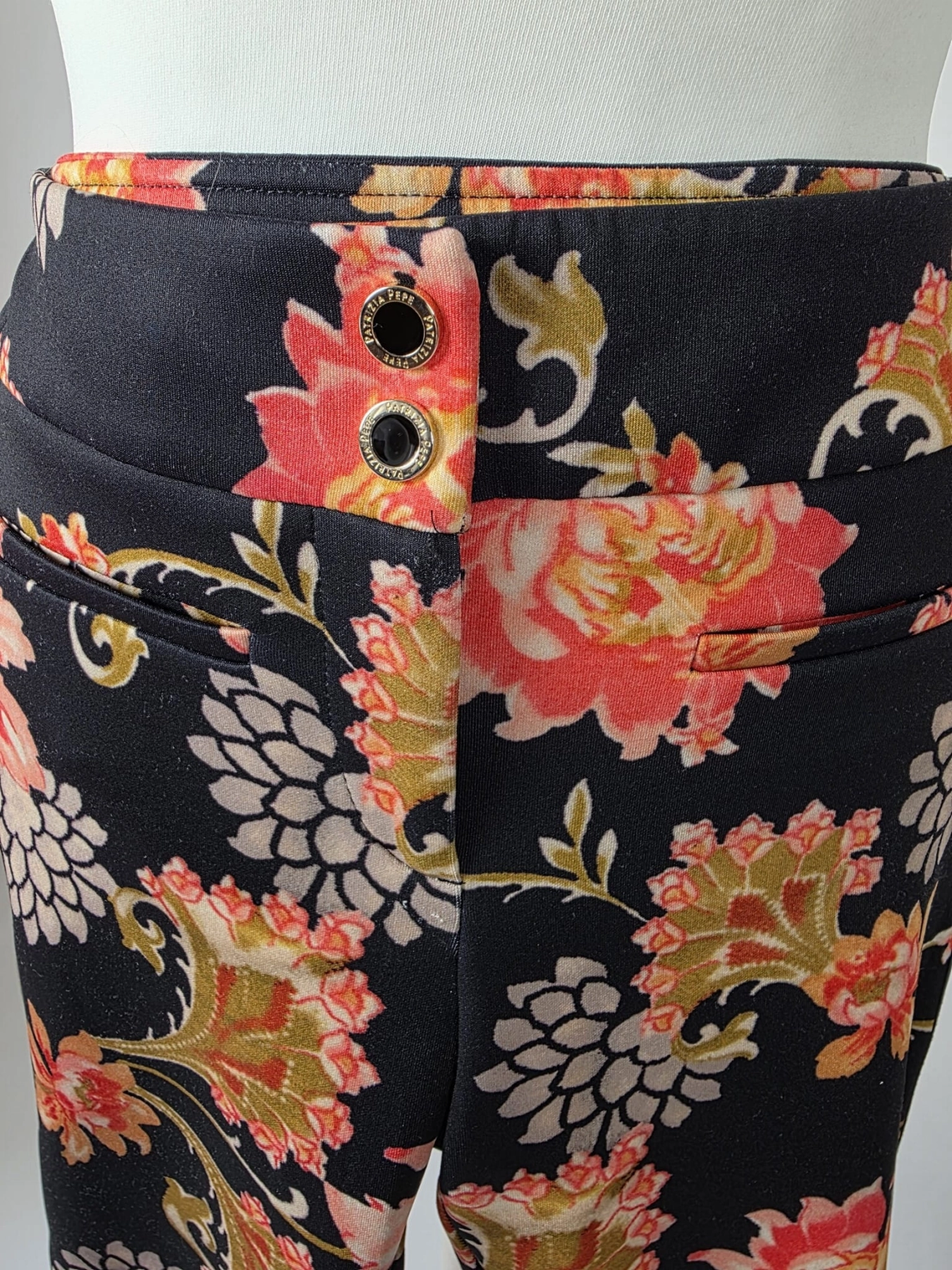 Elegancka stylizacja składająca się z kwiecistych spodni oraz wiskozowego kardiganu w kolorze piaskowym