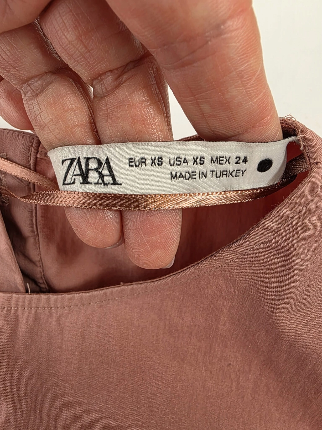 Ekskluzywny zestaw damski składający się z różowej bluzki bawełnianej Zara oraz granatowej minispódnicy Bik Bok w rozmiarze XS