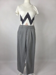 Stylowy zestaw damski składający się z szarych cygaretek House z wysokim stanem oraz białego t-shirtu Saint Tropez z cekinowym wzorem