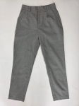 Stylowy zestaw damski składający się z szarych cygaretek House z wysokim stanem oraz białego t-shirtu Saint Tropez z cekinowym wzorem
