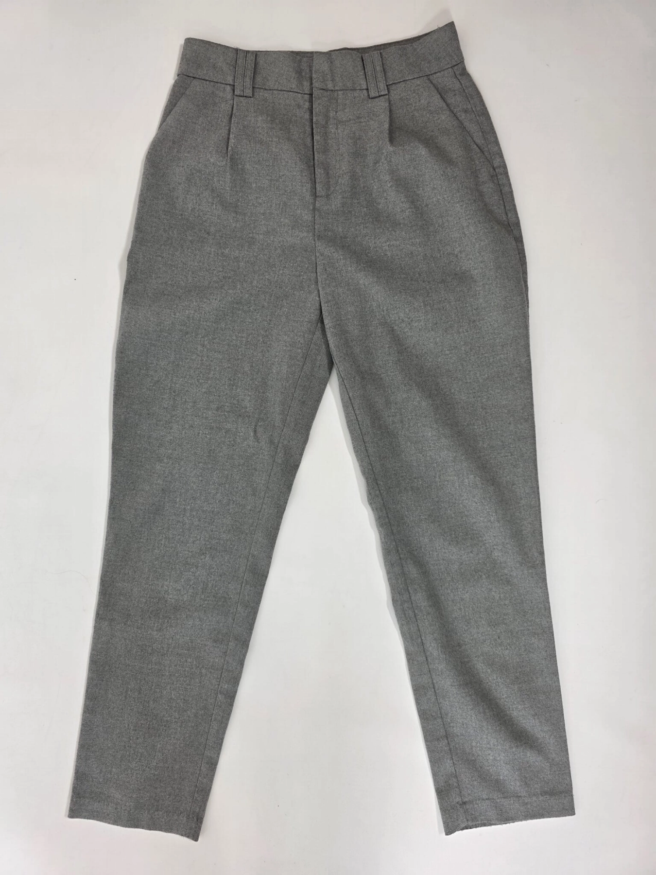 Stylowy zestaw damski składający się z szarych cygaretek House z wysokim stanem oraz białego t-shirtu Saint Tropez z cekinowym wzorem