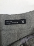 Stylowy zestaw damski składający się z szarych cygaretek House z wysokim stanem oraz białego t-shirtu Saint Tropez z cekinowym wzorem
