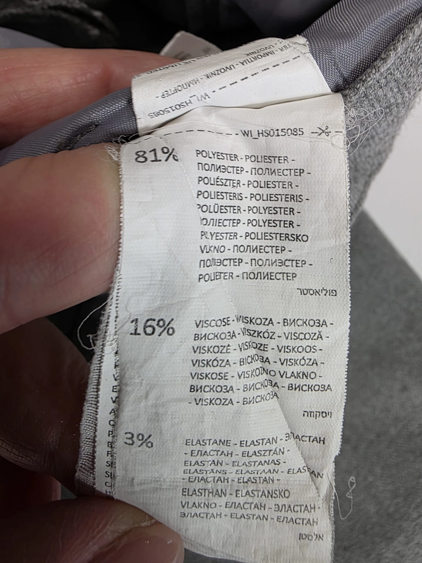 Stylowy zestaw damski składający się z szarych cygaretek House z wysokim stanem oraz białego t-shirtu Saint Tropez z cekinowym wzorem
