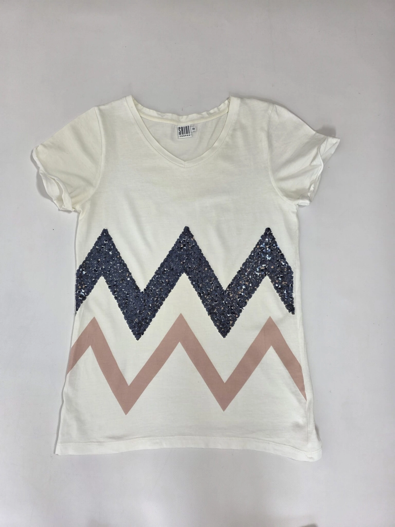 Stylowy zestaw damski składający się z szarych cygaretek House z wysokim stanem oraz białego t-shirtu Saint Tropez z cekinowym wzorem