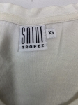 Stylowy zestaw damski składający się z szarych cygaretek House z wysokim stanem oraz białego t-shirtu Saint Tropez z cekinowym wzorem