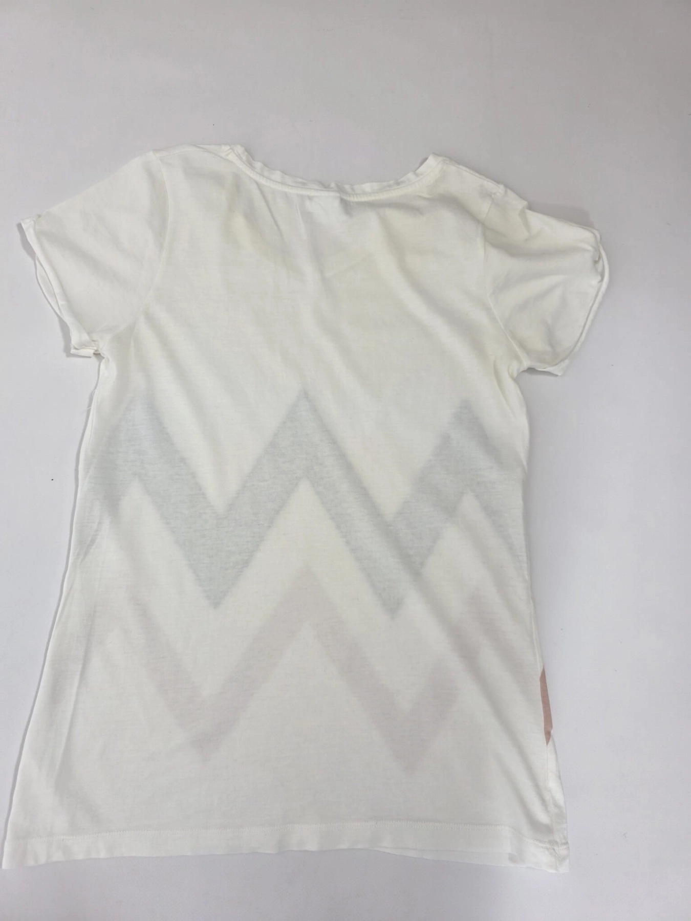 Stylowy zestaw damski składający się z szarych cygaretek House z wysokim stanem oraz białego t-shirtu Saint Tropez z cekinowym wzorem