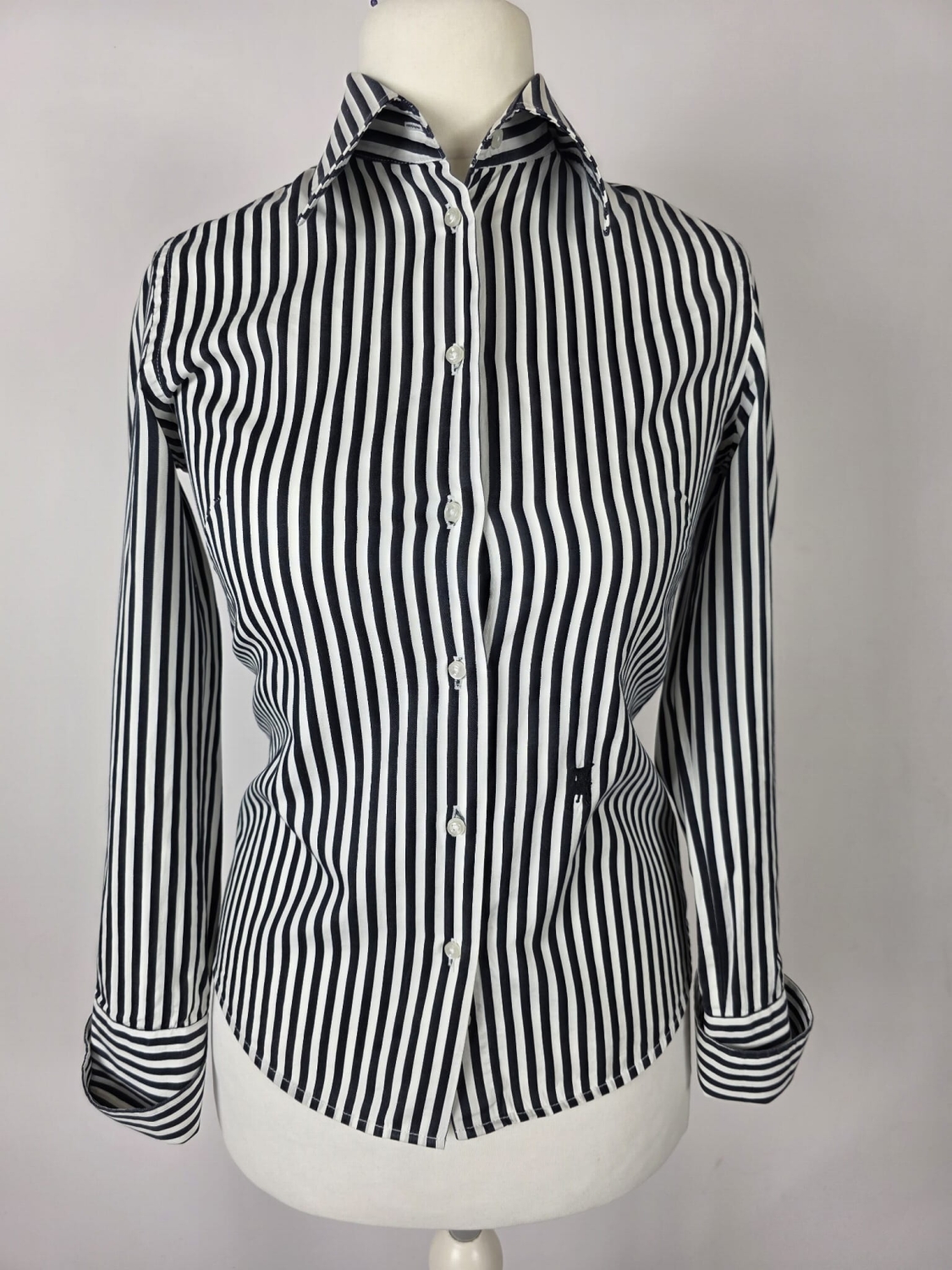 Markowa koszula damska w pionowe pasy Frieda &amp; Freddies New York, idealna do eleganckich i casualowych stylizacji premium