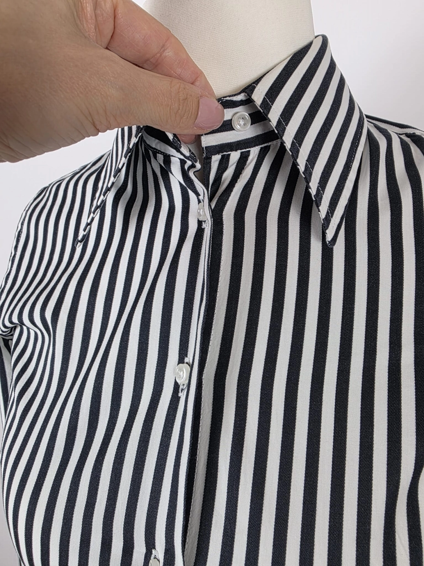 Markowa koszula damska w pionowe pasy Frieda &amp; Freddies New York, idealna do eleganckich i casualowych stylizacji premium