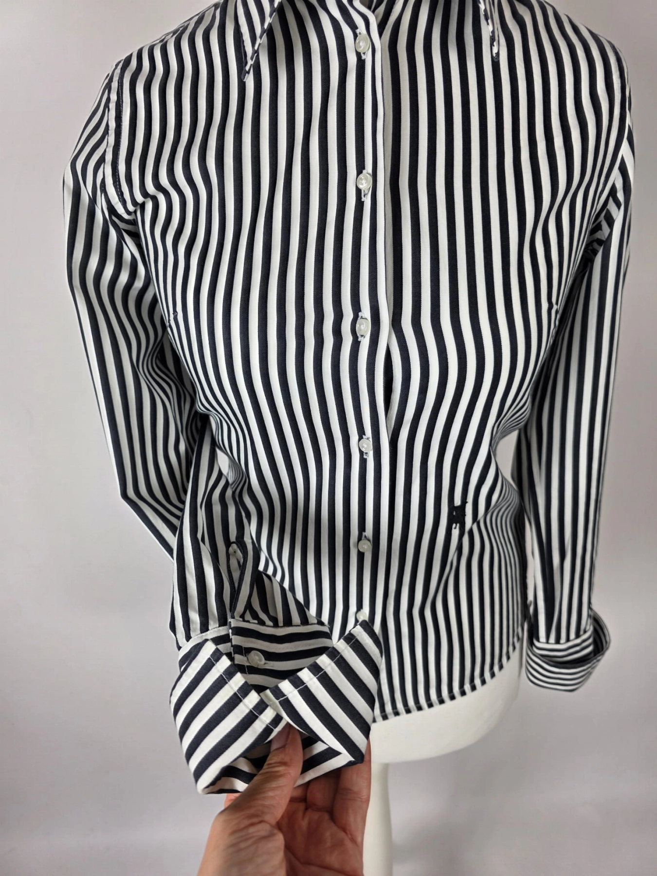 Markowa koszula damska w pionowe pasy Frieda &amp; Freddies New York, idealna do eleganckich i casualowych stylizacji premium