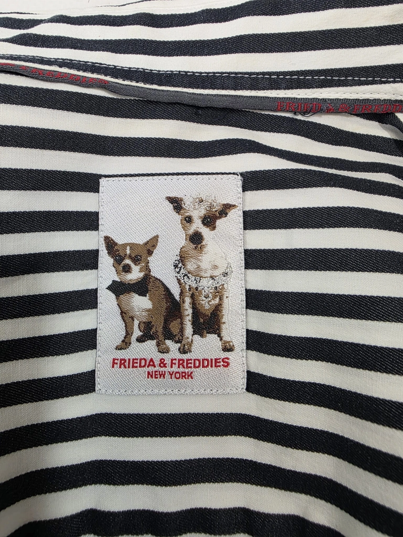 Markowa koszula damska w pionowe pasy Frieda &amp; Freddies New York, idealna do eleganckich i casualowych stylizacji premium