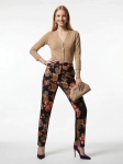 Elegancka stylizacja składająca się z kwiecistych spodni oraz wiskozowego kardiganu w kolorze piaskowym
