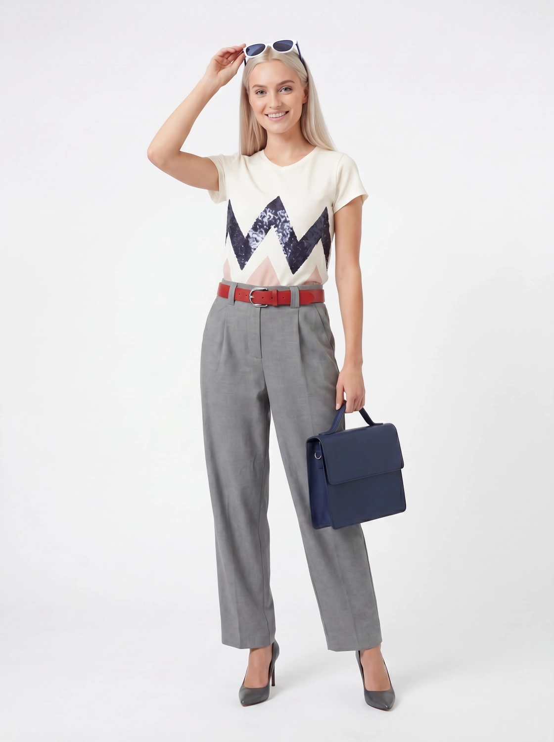 Stylowy zestaw damski składający się z szarych cygaretek House z wysokim stanem oraz białego t-shirtu Saint Tropez z cekinowym wzorem