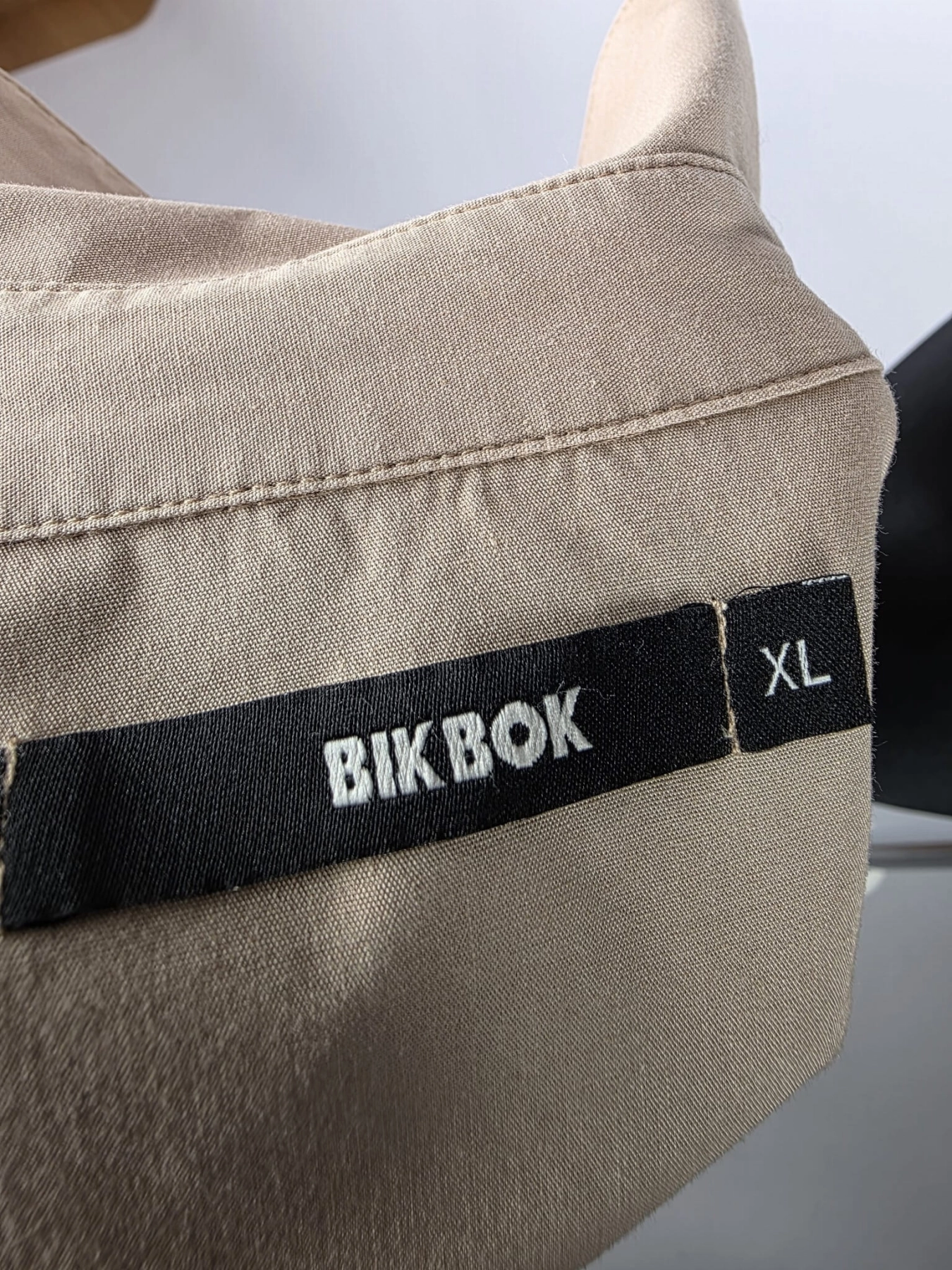 Długa beżowa koszula damska Bik Bok wykonana z 100% bawełny organicznej, idealna jako tunika w stylu oversize do eleganckich i codziennych zestawień