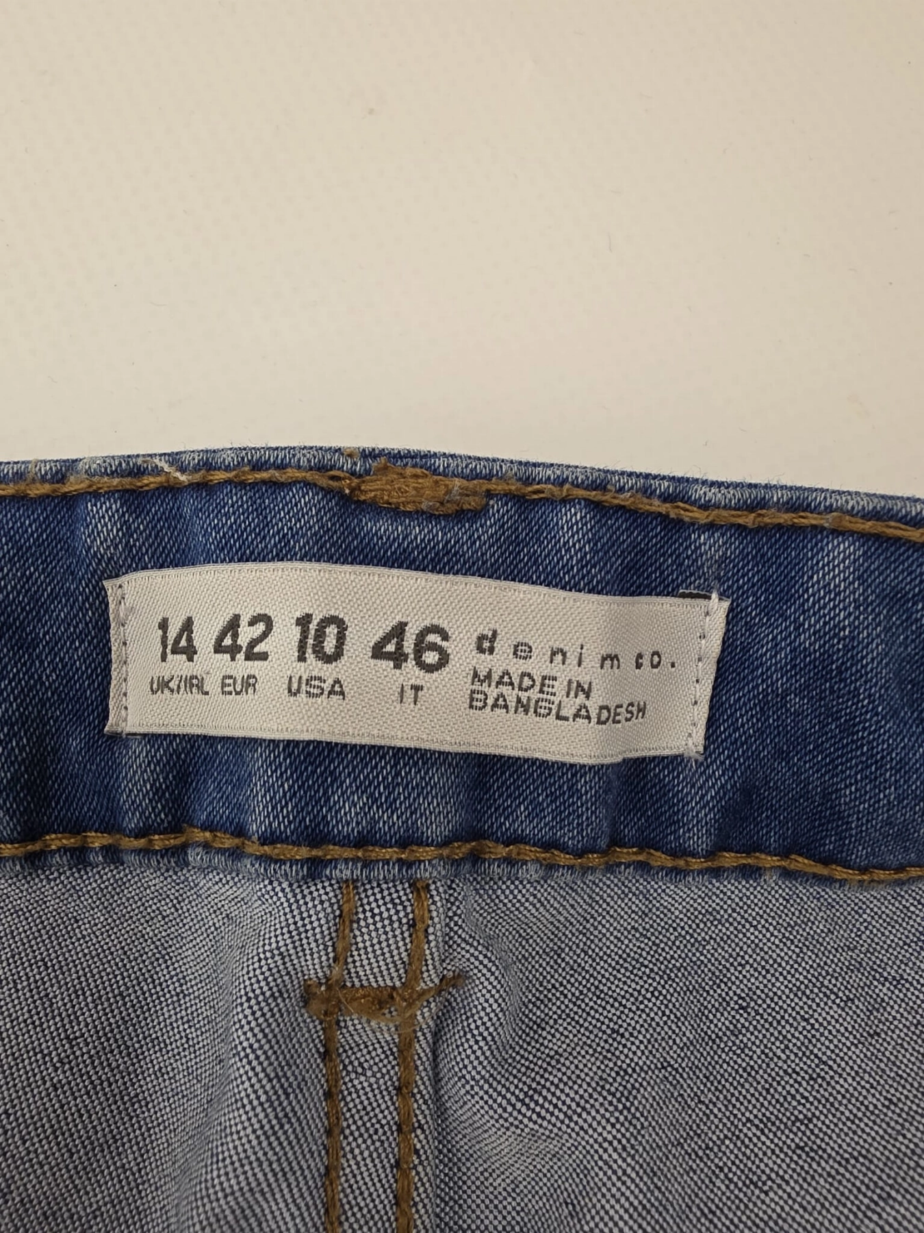 Stylowy zestaw damski z bordowym swetrem w warkocze, koronkową bluzką ICHI oraz dopasowanymi jeansami premium