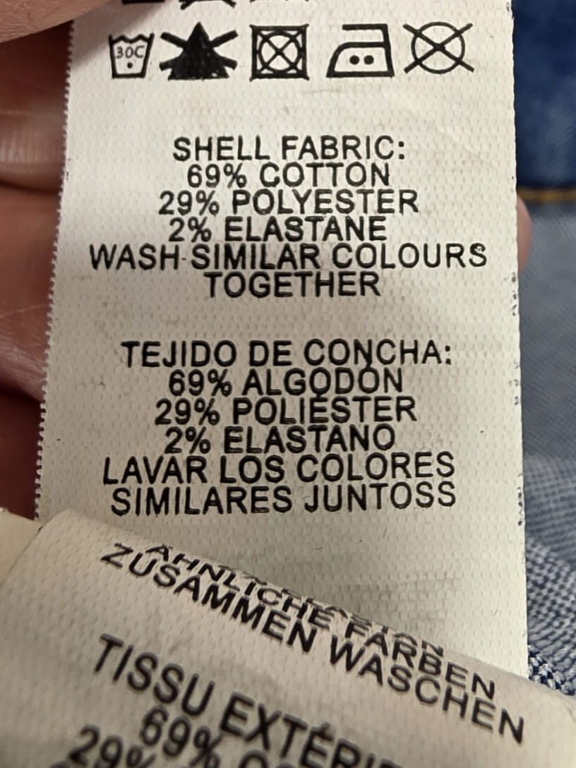 Stylowy zestaw damski z bordowym swetrem w warkocze, koronkową bluzką ICHI oraz dopasowanymi jeansami premium