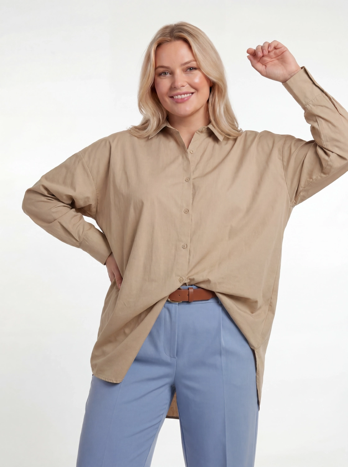 Długa beżowa koszula damska Bik Bok wykonana z 100% bawełny organicznej, idealna jako tunika w stylu oversize do eleganckich i codziennych zestawień