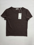Lniana stylizacja w kolorze fuksji z brązowym t-shirtem to idealny wybór na letnie wyjścia, łączący elegancję marek Reserved, Vila oraz CA