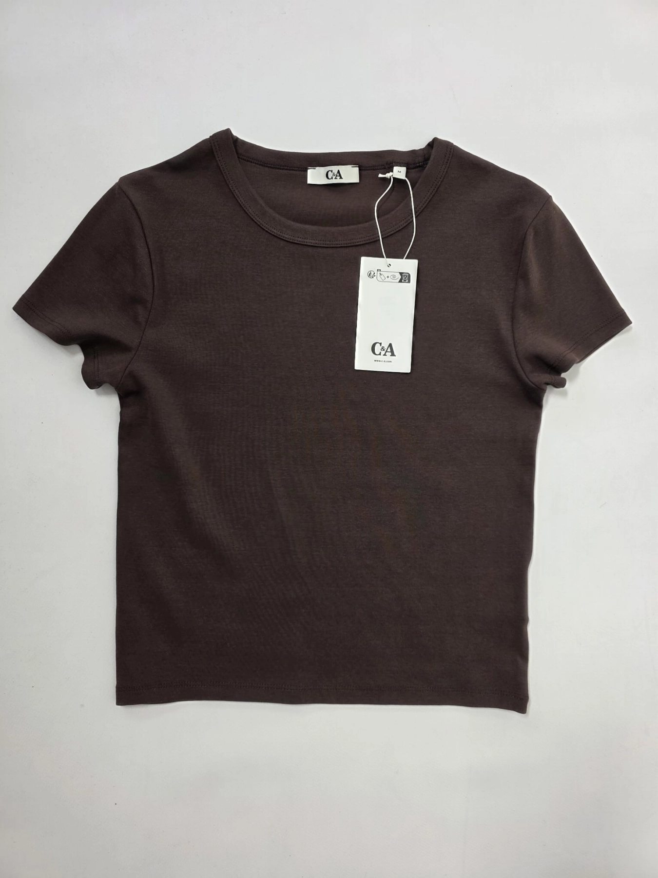 Lniana stylizacja w kolorze fuksji z brązowym t-shirtem to idealny wybór na letnie wyjścia, łączący elegancję marek Reserved, Vila oraz CA